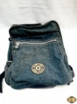 Mochila da Kipling com diversas divisões e estojo embutido. Medindo 40cm x 30cm x 15cm de profundidade.