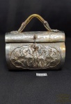 Bolsa porta joias  Grega  figuras em relevo em  Alpaca . Medida 12.5 cmx 8,5 cm