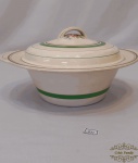 Sopeira  Redonda em Porcelana Inglesa com Bordas Decoradas  friso verde. Medida 26cmx 8 cm.A tampa apresenta  trinca