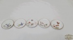 5 descansos de copo em porcelana decoradas com flores. Medida 8 cm de diametro