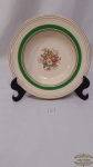 Prato decorativo em Porcelana Inglesa com Bordas Decoradas friso verde. Medida 22,5 cm(prato fundo)Apresenta pequena perda na parte de traz., Nao acompanha  o suporte,