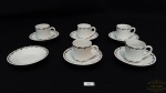 Jogo de café 6 Peças em Porcelana Branca Pintada a mão um gole, sendo 5 xícaras com pires e 1 pires avulso .Medidas: 9cm de diâmetro pires, xícara 4cm de altura.