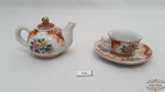 Jogo de Miniatura de Bule e Xicara em Porcelana Oriental.Medidas: bule 6cm de altura, xicara 3cm de altura.