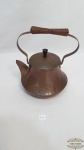 Chaleira em Cobre  machetado com Alça em Madeira.Medidas: 10 cm Diâmetro x 13 cm Altura .Apresenta pequeno amassado no bico.