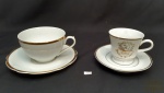 2 Xicaras com Pires sendo 1 Chocolate Porcelana Branca Friso Dourado Steatita e 1 Chá Bodas Ouro  . Medidas Bodas: 8 altura x 8 diametro Pires 14 Diametro, Branca com Friso 7,5 altura x 10 diametro pires 16,5 diametro