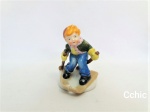 Escultura Bibelot Menino Esquiando Porcelana Alemã. Medida: 11cm de altura 8cm de comprimento.