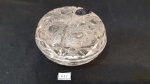 Caixa   porta joia em cristal  ricamente lapidado da Bohemia, sem uso. Medida 12 cm de diametro, 2 cm de altura.