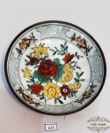 Prato porcelana  detalhes florais com moldura em metal  . Medida 06 cm de diametro