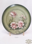 Prato decorativo pintado a mao, decorado com flores. Medida 18 cm diametro. Nao acompanha os suportes.