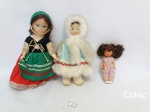 3 bonecas de coleção diferentes tamanhos e materiais, medidas: menor - 10 cm / maior 17 cm