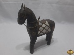 Enfeite de cavalo em madeira com detalhes em madrepérola e latão dourado. Medindo 17,5cm de comprimento x 20cm de altura.