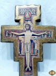 Crucifixo de São Damião em madeira pintada à mão. Medindo 43cm de altura x 32,5cm de largura.