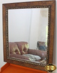 Espelho em cristal bisotado com moldura em madeira com patina ouro. Medindo 70cm x 60cm