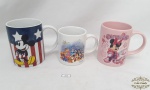 Lote 3 Canecas em Porcelana Disney sendo 1 minnie 11,5 altura x 9 diametro ; mickey 11,5 altura x 9 diametro ; Personagens Disney 9,5 altura x 8 diametro