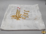 Toalha de mesa para Shabat. Peça  de  cetim branco, tem um design de pequenas símbolos judaicos  e com borda recortada. Medindo:180 CM X 150 CM . Peça linda e com algumas marquinhas de uso.