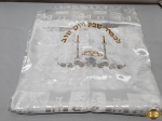 Toalha de mesa para Shabat. Peça  de  cetim branco, tem um design de pequenas flores e   com borda recortada. Medindo: 340 cm x 150 cm. Peça linda e em perfeito estado.