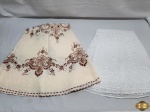 Lote de Toalhas de Mesa Redonda. Composto por 2 peças , uma delas sendo de renda e medindo: 145 CM de Diâmetro.