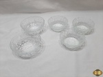 Lote de 5 bowls em vidro moldado. Medindo 2 deles 15cm de diâmetro x 5,5cm de altura e os outros 13cm de diâmetro x 5,5cm de altura.