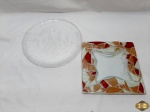 Lote composto de petisqueira em vidro moldado e prato de bolo em vidro moldado. Medindo o prato 32,5cm de diâmetro.