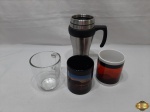 Lote de canecas, sendo 2 em porcelana estampada, 1 em vidro incolor e 1 térmica com tampa. Medindo a caneca térmica 19,5cm de altura.