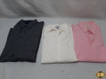 Lote de 3 camisas sociais originais de manga longa em algodão. Sendo uma da Richards tamanho 5, uma da Old Navy tamanho XL e uma da Gap tamanho XL.