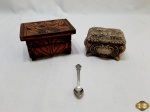Lote composto de 2 caixas e 1 colher de café em aço inox da Rolex. Medindo a caixa maior em madeira 14cm x 9,5cm x 8,5cm de altura.