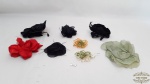 8 enfeites de broches  femininas em diversas cores. Medidas maior 7cm de comprimento , menor 4cm de comprimento.