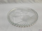 Prato de bolo pudim em vidro moldado. Medindo 30,5cm de diâmetro. Com bicado no serrilhado.