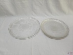 Lote composto de 1 prato de bolo e 3 de sobremesa em vidro moldado. Medindo o prato de bolo 34cm de diâmetro.