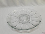 Prato de bolo pudim em vidro moldado. Medindo 31,5cm de diâmetro. Com bicado na borda.