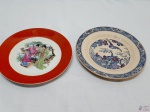 Lote de 2 pratos decorativos em porcelana. Medindo 19,5cm de diâmetro.