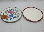 Lote de 2 pratos decorativos em porcelana. Medindo o maior 24,5cm de diâmetro.