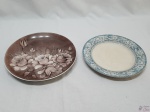 Lote de 2 pratos decorativos em porcelana. Medindo o maior 25cm de diâmetro.
