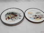 Lote de 2 pratos decorativos em porcelana. Medindo o maior 25,5cm de diâmetro.