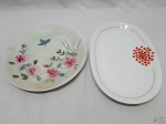 Lote composto de prato decorativo e travessa oval em porcelana. Medindo a travessa 29,5cm x 19,5cm.