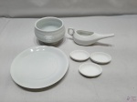 Lote composto de bowl, 3 salvas, prato de sobremesa e molheira em porcelana branca. Medindo o bowl 12,5cm de diâmetro x 8cm de altura.