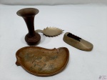 Lote composto de petisqueira oval, salva na forma de folha, vaso floreira e cinzeiro na forma de sapato me metal dourado. Medindo o vaso 10cm de altura.