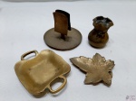 Lote composto de enfeite na forma de folha, mini vaso na forma de saco, petisqueira e suporte de mesa em metal dourado.