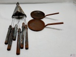 Lote composto de sino dos ventos e 2 frigideiras decorativas em ferro. Medindo o sino 47cm de comprimento.