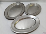 Lote de 3 travessas ovais rasa em aço inox. Medindo 39,5cm; 35cm; 30,5cm de comprimento respectivamente.