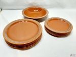 Jogo de 11 pratos e 1 travessa redonda funda em cerâmica vitrificada. Sendo 6 pratos rasos e 5 de sobremesa.