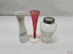Lote composto de 3 pequenos vasos floreiras, sendo 2 em vidro e 1 em porcelana Rosenthal. Medindo a floreira solifleur em vidro rosa 13,5cm de altura.