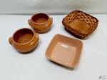 Lote composto de 2 refratários na forma de caldeirão, 1 petisqueira em cerâmica com cesta em palhinha.