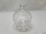 Bomboniere em cristal lapidado com detalhes fosco. Medindo 14,5cm de diâmetro x 20,5cm de altura. Com um leve bicado na tampa.