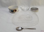Lote composto de saboneteira, bowl em porcelana, bowl em vidro, colher infantil e prato de servir bolo em vidro. Medindo o prato 30cm de diâmetro.