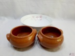 Lote composto de 2 refratários tipo caldeirão e 1 saladeira bowl em porcelana Steatita flor rosa. Medindo o bowl 24,5cm de diâmetro x 6,5cm de altura.