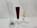Lote de 2 vasos floreiras tipo tulipa em vidro, sendo um vermelho e um incolor, e um castiçal em metal com patina branca. Medindo o vaso maior 36cm de altura.