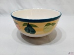 Travessa redonda funda bowl em porcelana portuguesa pintada à mão. Medindo 24,5cm de diâmetro x 12cm de altura.
