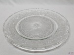 Prato de bolo em vidro ricamente moldado. Medindo 30,5cm de diâmetro.