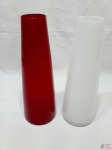 Par de floreiras cônicas em vidro. Sendo um vermelho e um branco. Medindo 29cm de altura.